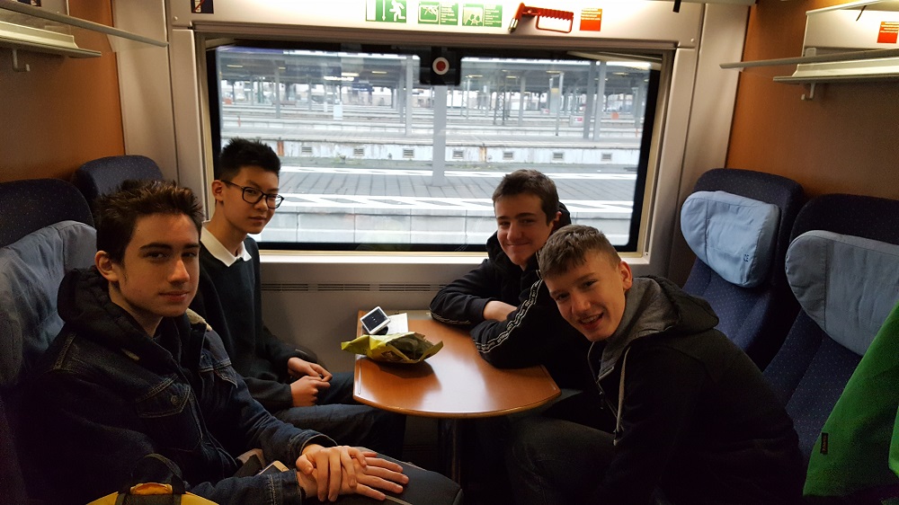 Vier Jungs auf der sechsstünigen Zugreise nach Magdeburg: Mika Alkabetz, Zhang Guo Hong („Eddy”), Malte Bantchev und Johannes Leitherer