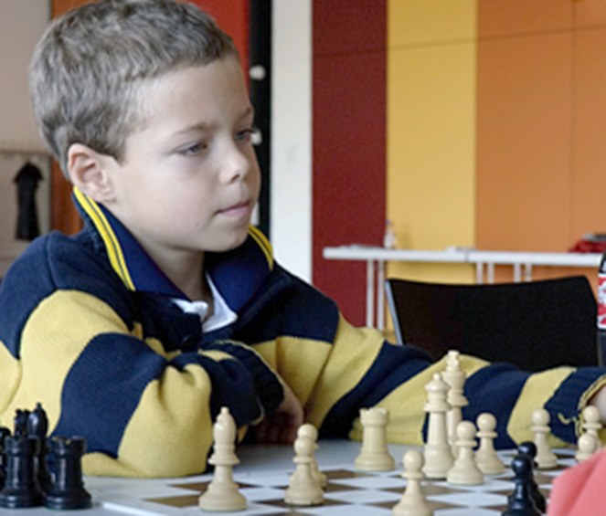 Junger Spieler am Schachbrett bei der KJEM 2006