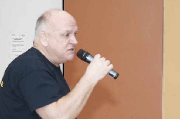 Claus Seyfried eröffnet das Turnier.