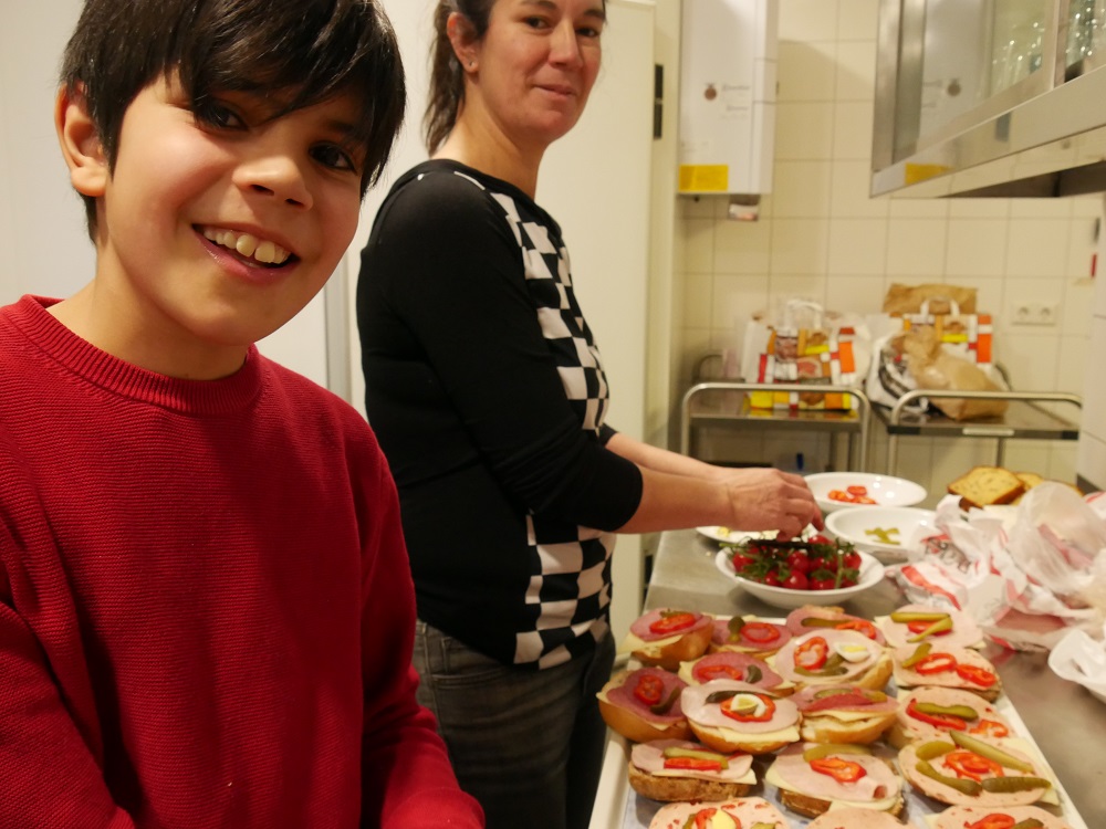 Jungkoch Vincent und Stella bei der Vorbereitung