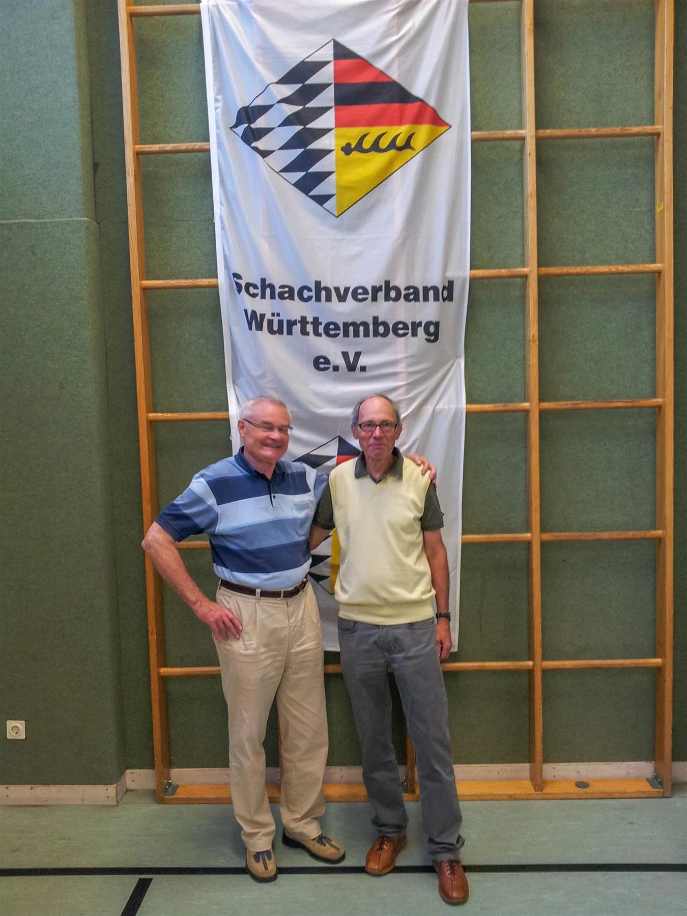 Die glücklichen Sieger vor dem Banner des Schachverbands Württemberg