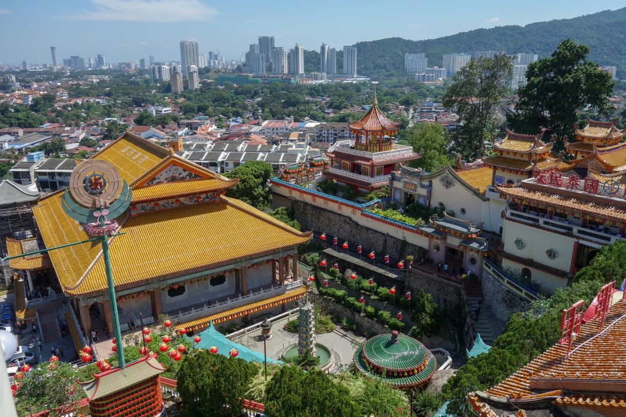 Blick vom buddhistischen Tempel Kek Lok Si auf Georgetown